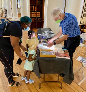 Hobby paleontologist, Ron Buta, showcases exciting fossils including fossil trackways to visitors of the Alabama Museum of Natural History in 2021. Photo: Rebecca Johnson